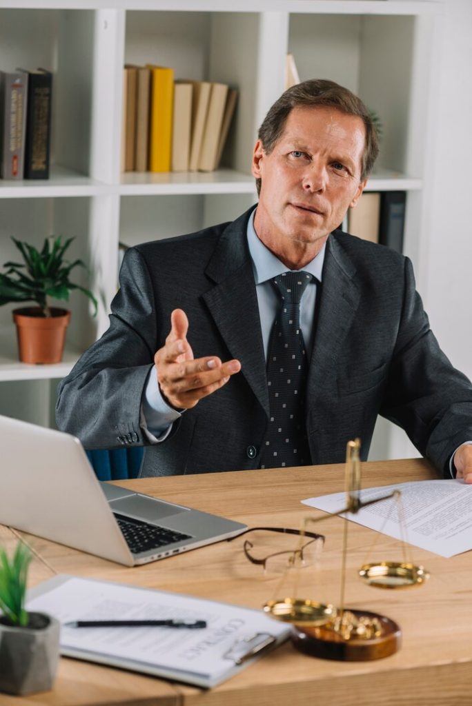 abogado maduro sentado sala audiencia gesticular 23 2147898580
